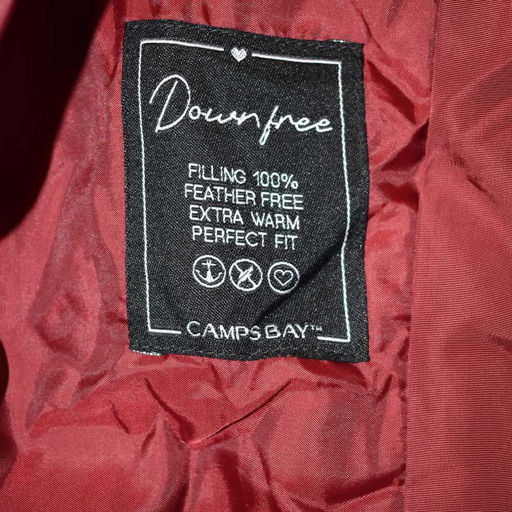 Weibliches Model mit CAMPS BAY Jacke in Burgundy