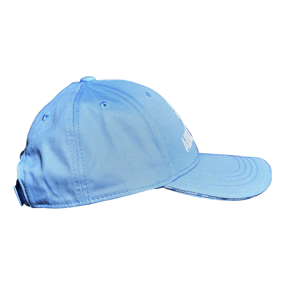 Weibliches Model mit ANKERBRAUT Cap in Sky Blue