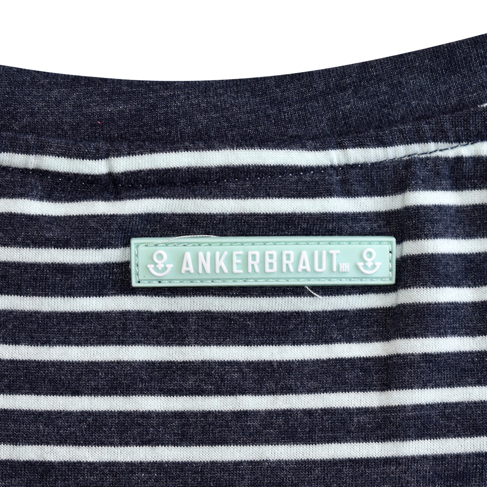 Weibliches Model mit ANKERBRAUT T-Shirt in Honey Dew
