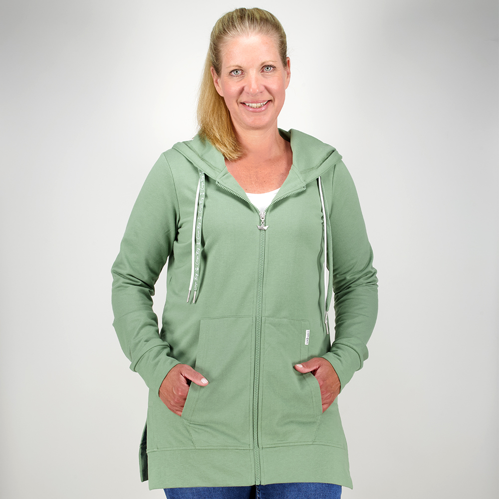 Weibliches Model mit Camps Bay Sweatjacke in Hedge Green