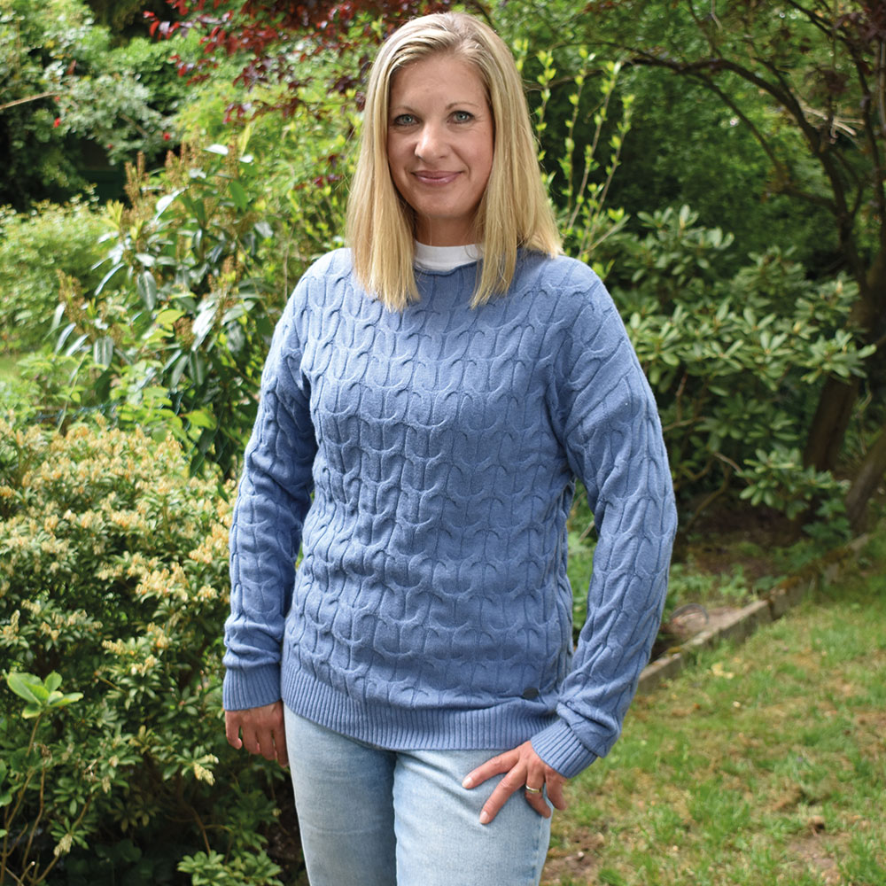 Weibliches Model mit CAMPS BAY Strickpullover in Infinity