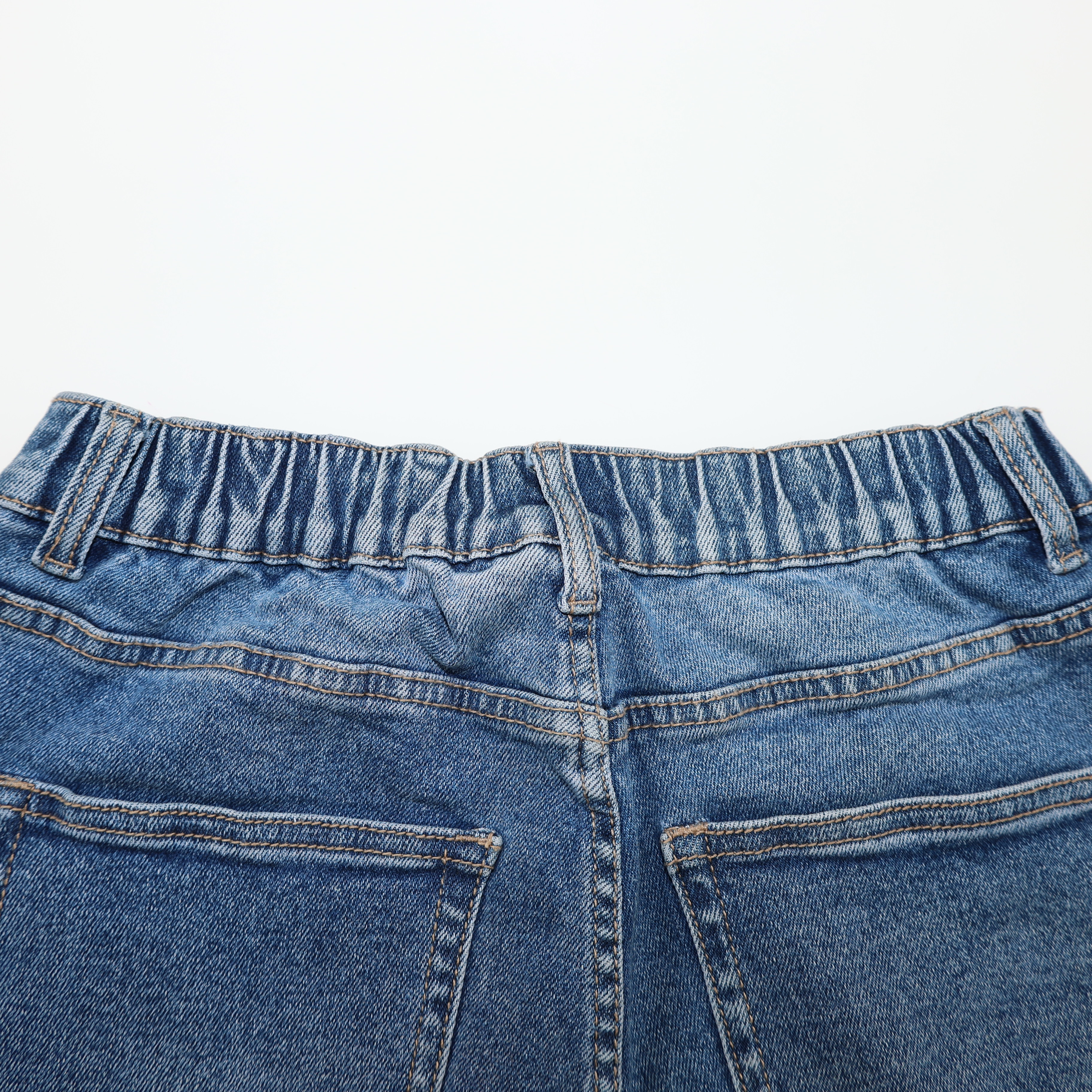 Weibliches Model mit CAMPS BAY Jeans 