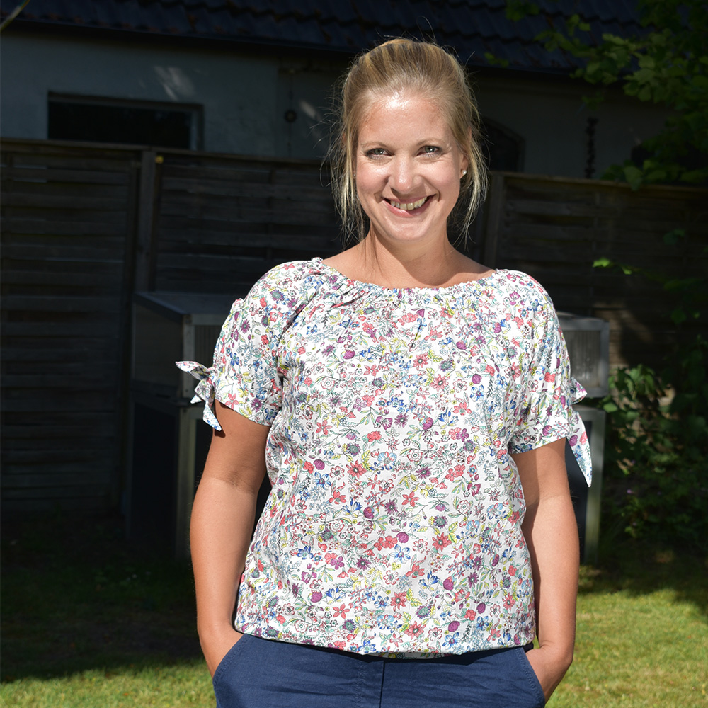 Weibliches Model mit CAMPS BAY Bluse in Off White