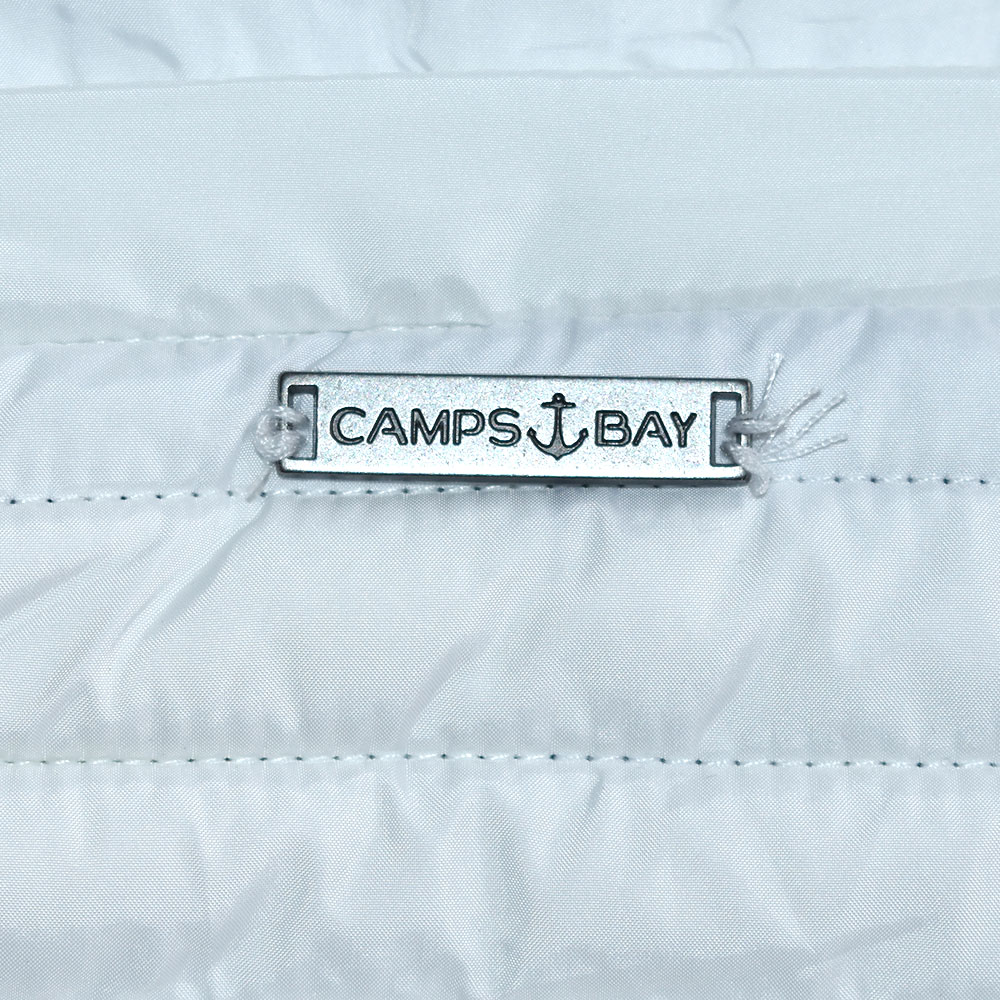 Weibliches Model mit CAMPS BAY Weste in Weiß