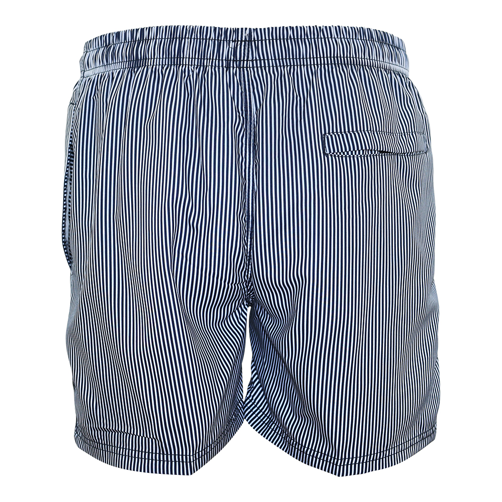 Männliches Model mit CAMPS BAY Badeshorts in Stripe