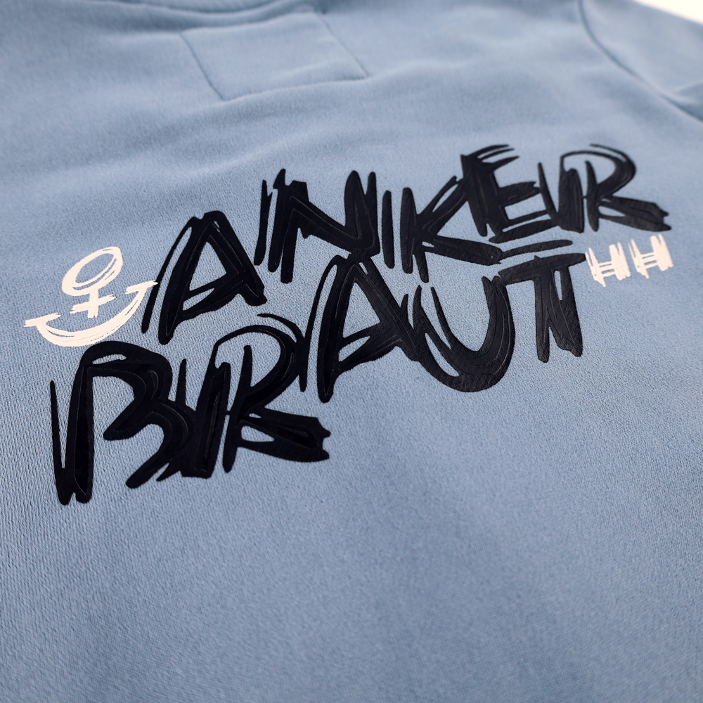 Weibliches Model mit ANKERBRAUT Sweatjacke in Forever Blue
