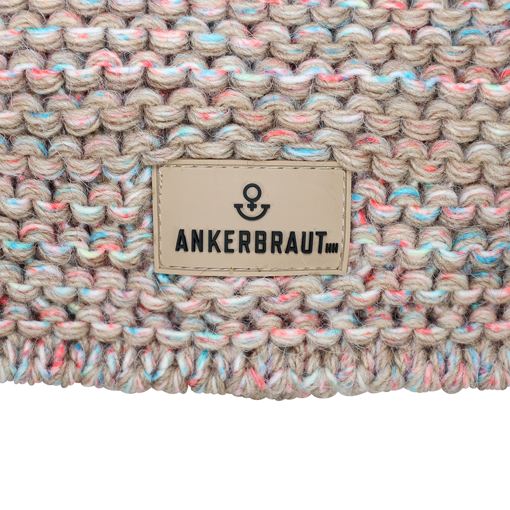 Weibliches Model mit ANKERBRAUT Mütze in Taupe