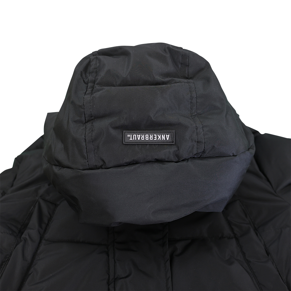 Weibliches Model mit ANKERBRAUT Long-Weste in Schwarz