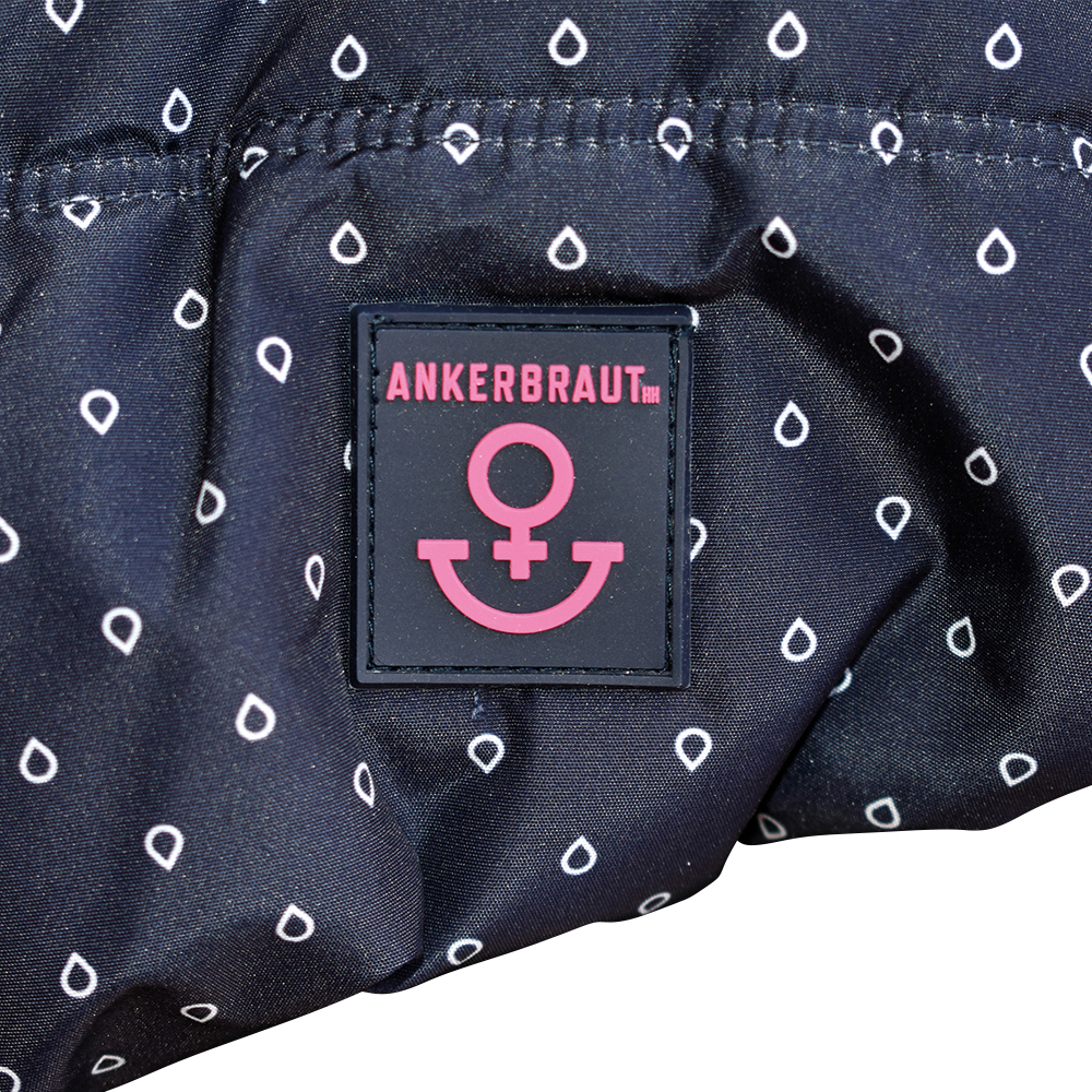 Weibliches Model mit ANKERBRAUT Weste in Night Sky