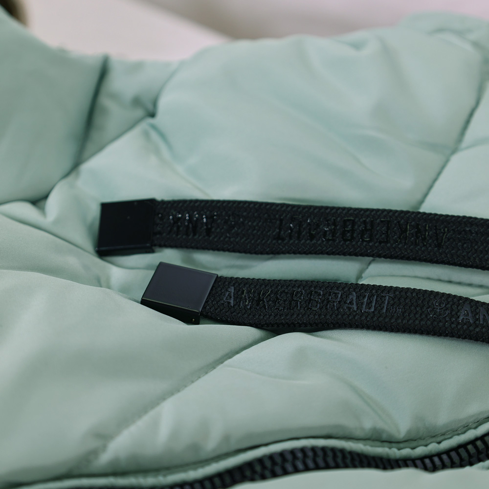 ANKERBRAUT Weste "Sei du selbst, alle anderen gibt es schon" Weibliches Model mit ANKERBRAUT Weste in Slate Grey