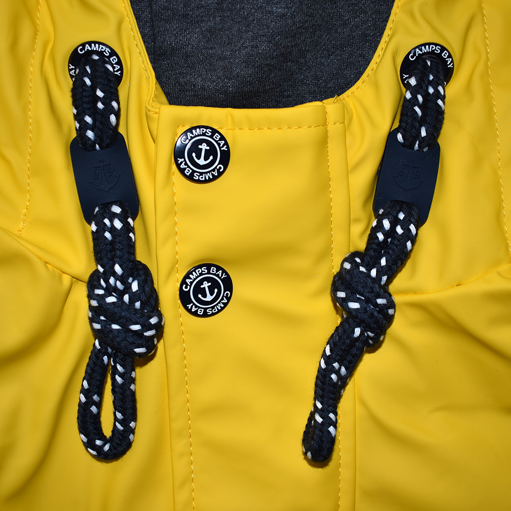Männliches Model mit CAMPS BAY Wetterjacke in Lemon Chrome