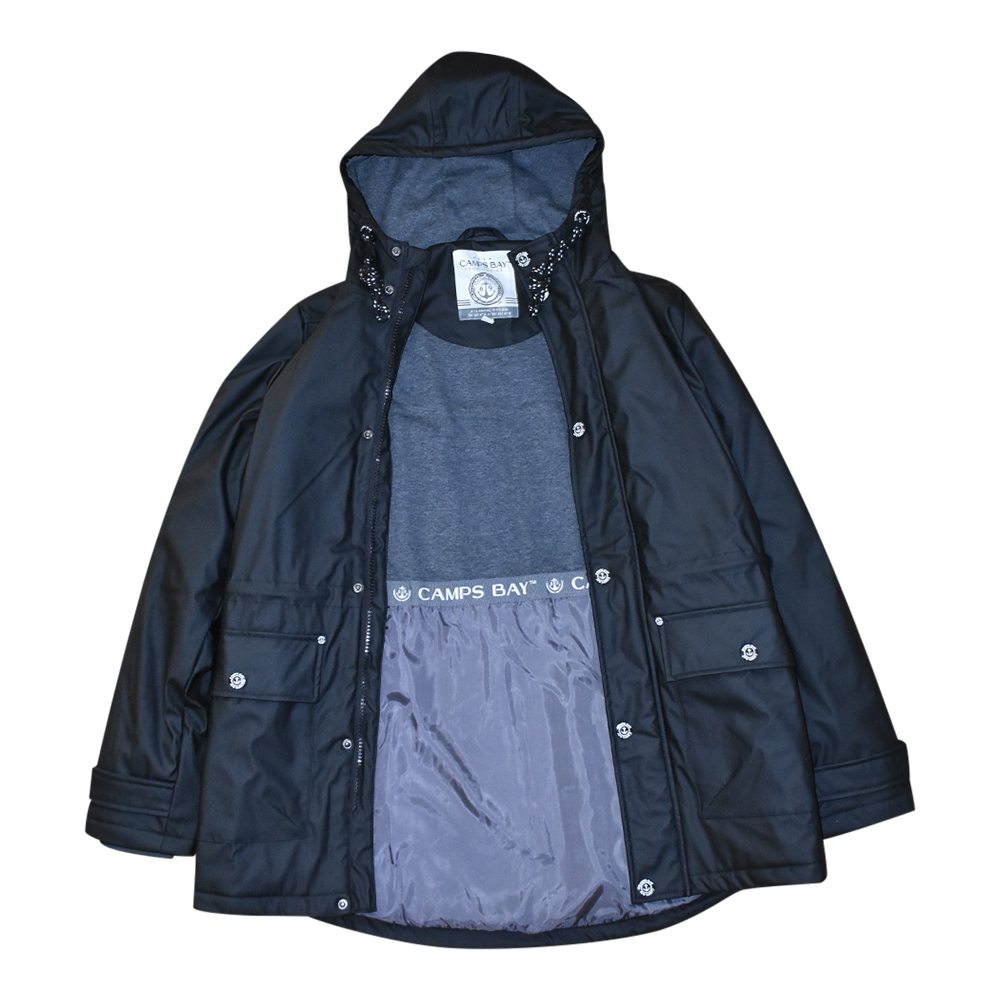 Männliches Model mit CAMPS BAY Wetterjacke in Schwarz
