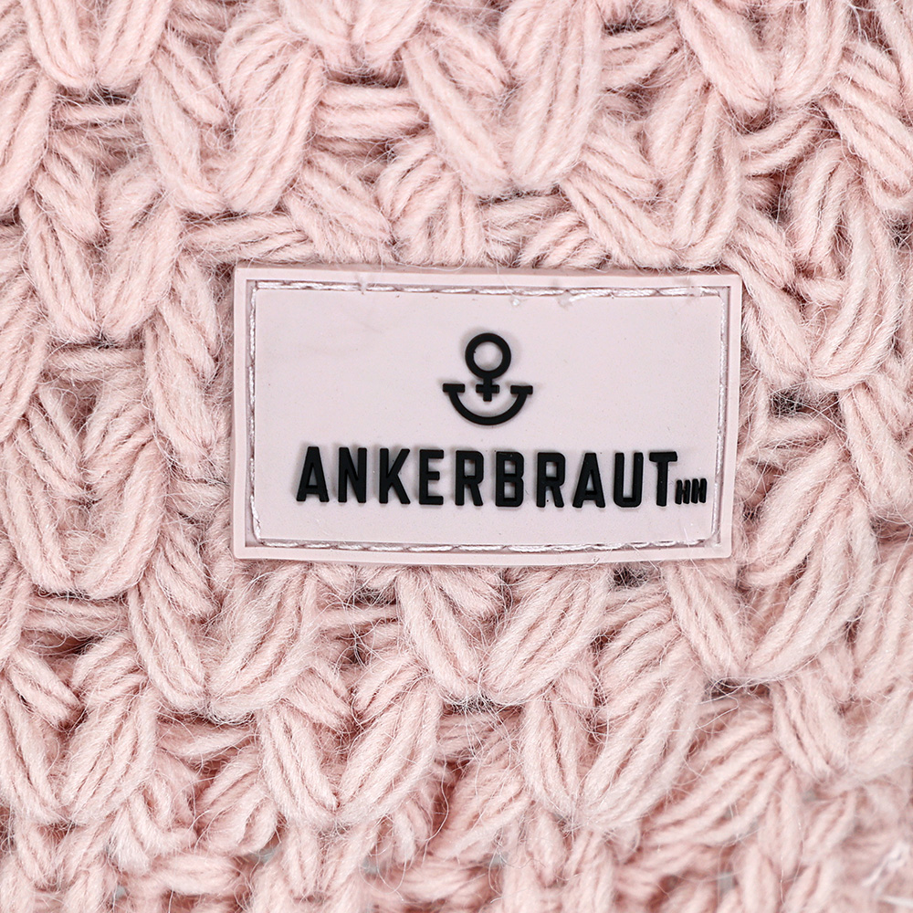 Weibliches Model mit ANKERBRAUT Schal in Rose