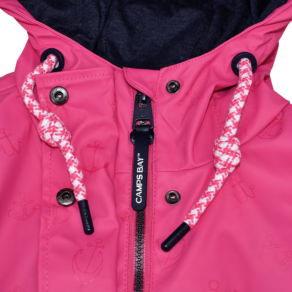 Weibliches Model mit CAMPS BAY Regenjacke in Pink Flambée