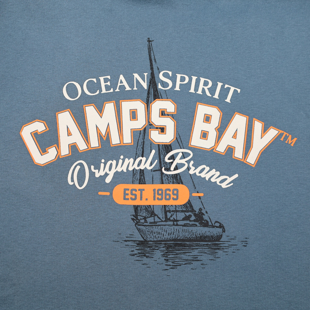 Männliches Model mit CAMPS BAY Hoodie in China Blue