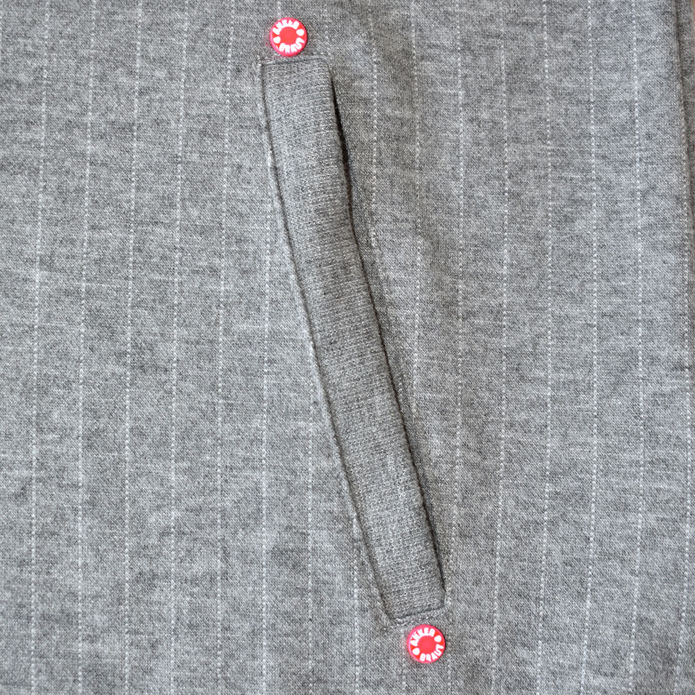 Weibliches Model mit ANKERBRAUT Hoodie in Grey Melange Pink