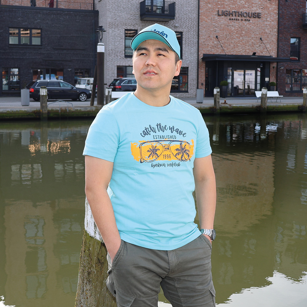 Männliches Model mit Björkvin T-Shirt in Marine Blue