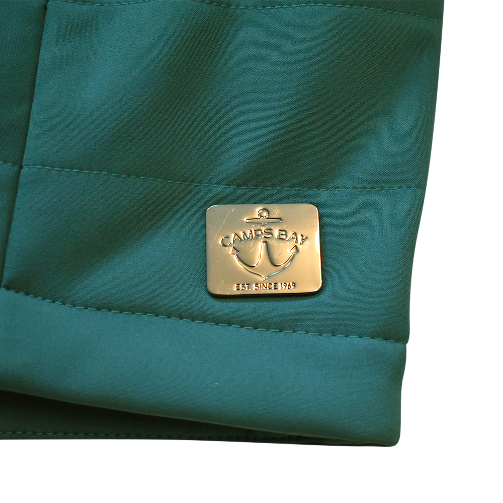 Weibliches Model mit CAMPS BAY Softshell-Jacke in Petrol