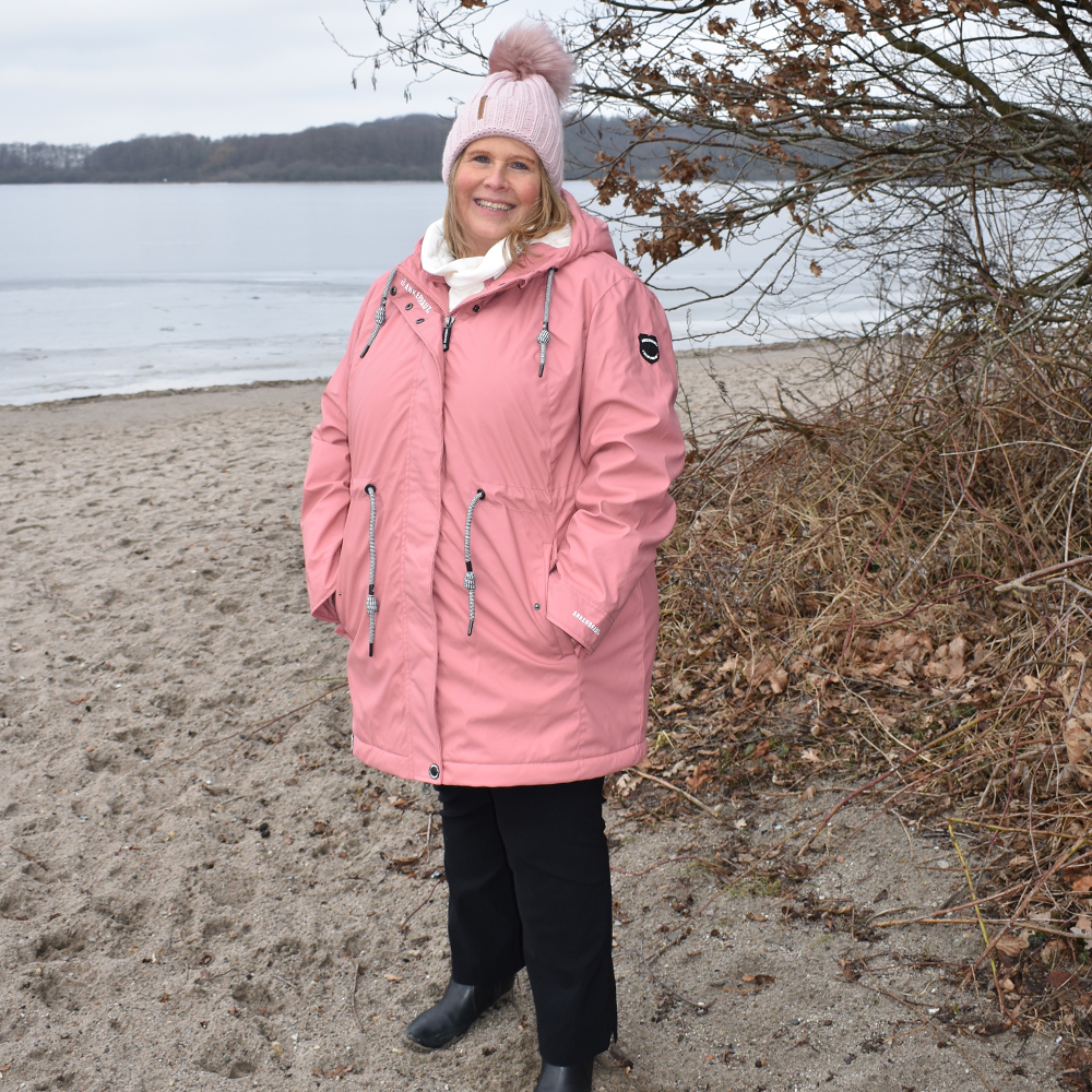 Weibliches Model mit ANKERBRAUT Wetterjacke in Dusty Rose