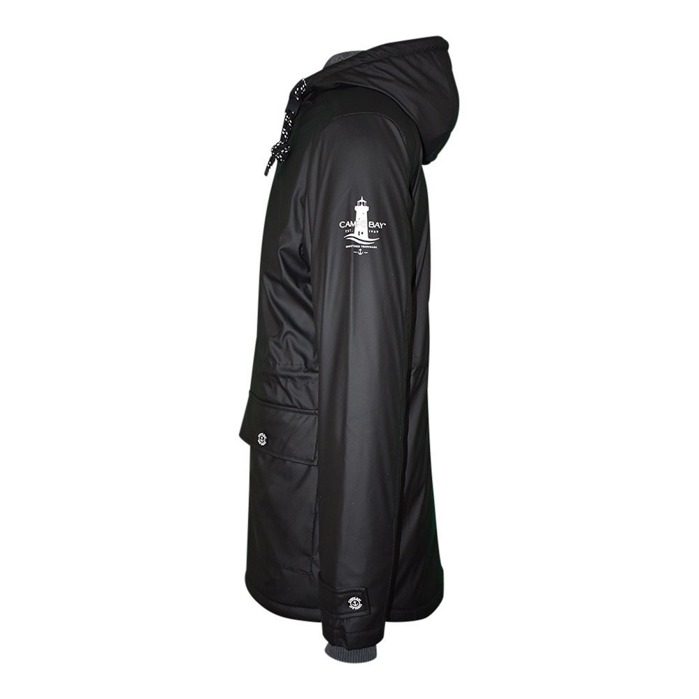 Männliches Model mit CAMPS BAY Wetterjacke in Schwarz