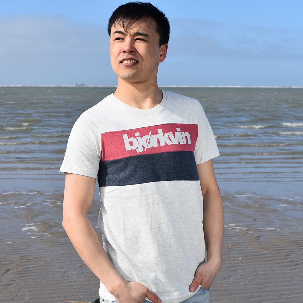 Männliches Model mit Björkvin T-Shirt in Silver Melange