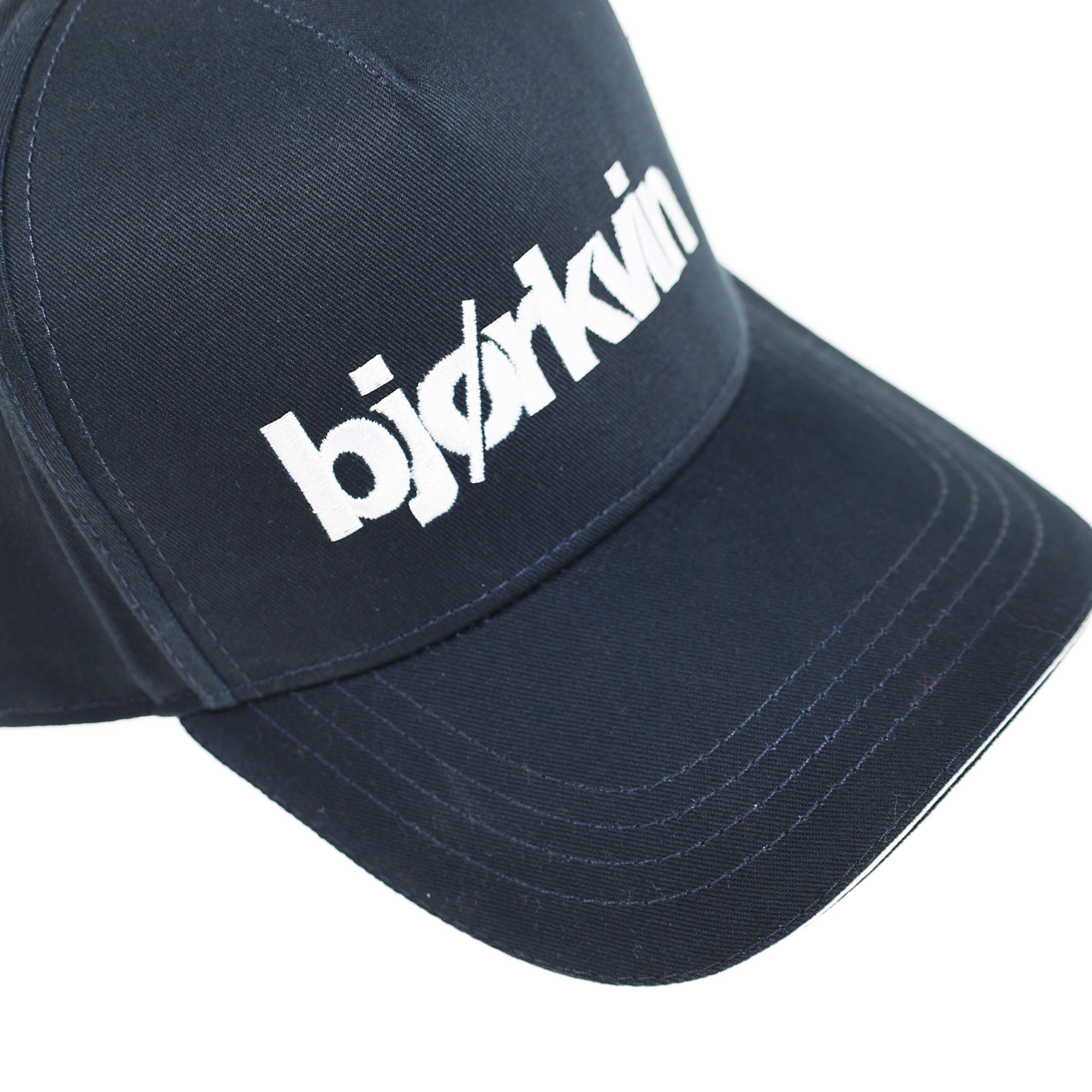 Männliches Model mit Björkvin Cap in Marine