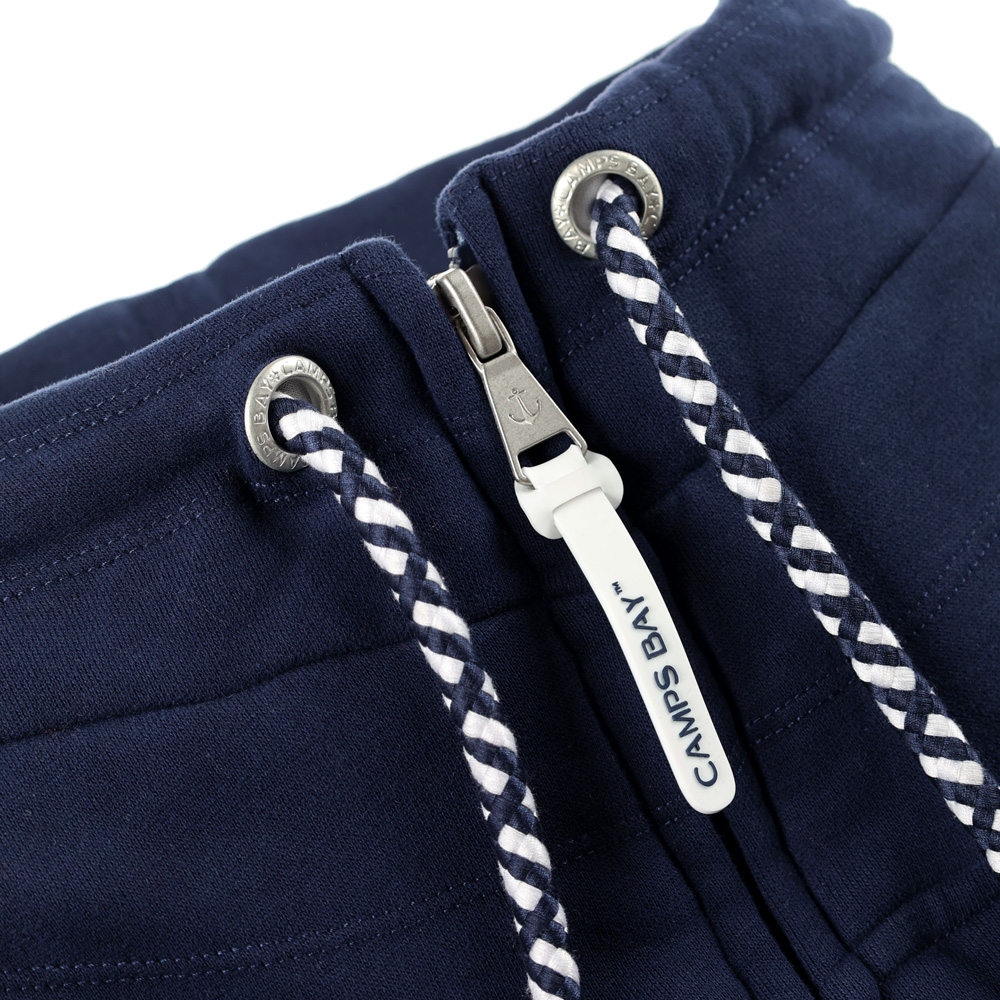 Weibliches Model mit CAMPS BAY Sweatjacke in Maritime Blue