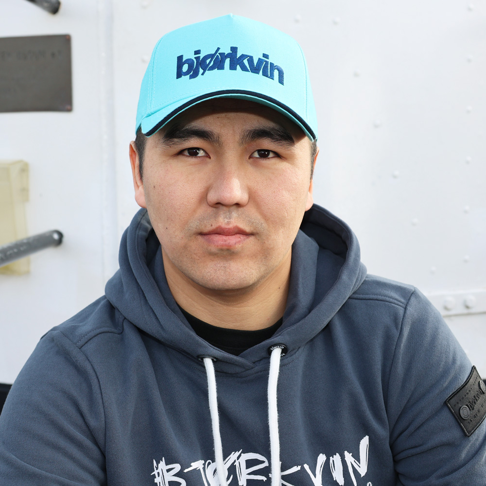 Männliches Model mit Björkvin Cap in Aqua