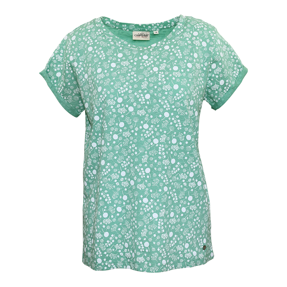 Weibliches Model mit CAMPS BAY T-Shirt in Dusty Jade Green