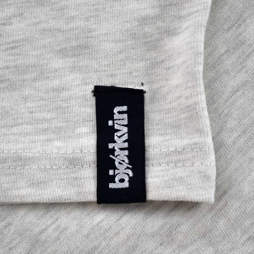 Männliches Model mit Björkvin T-Shirt in Silver Melange