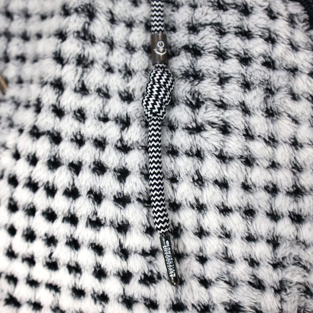 Weibliches Model mit ANKERBRAUT Plüschjacke in India Ink
