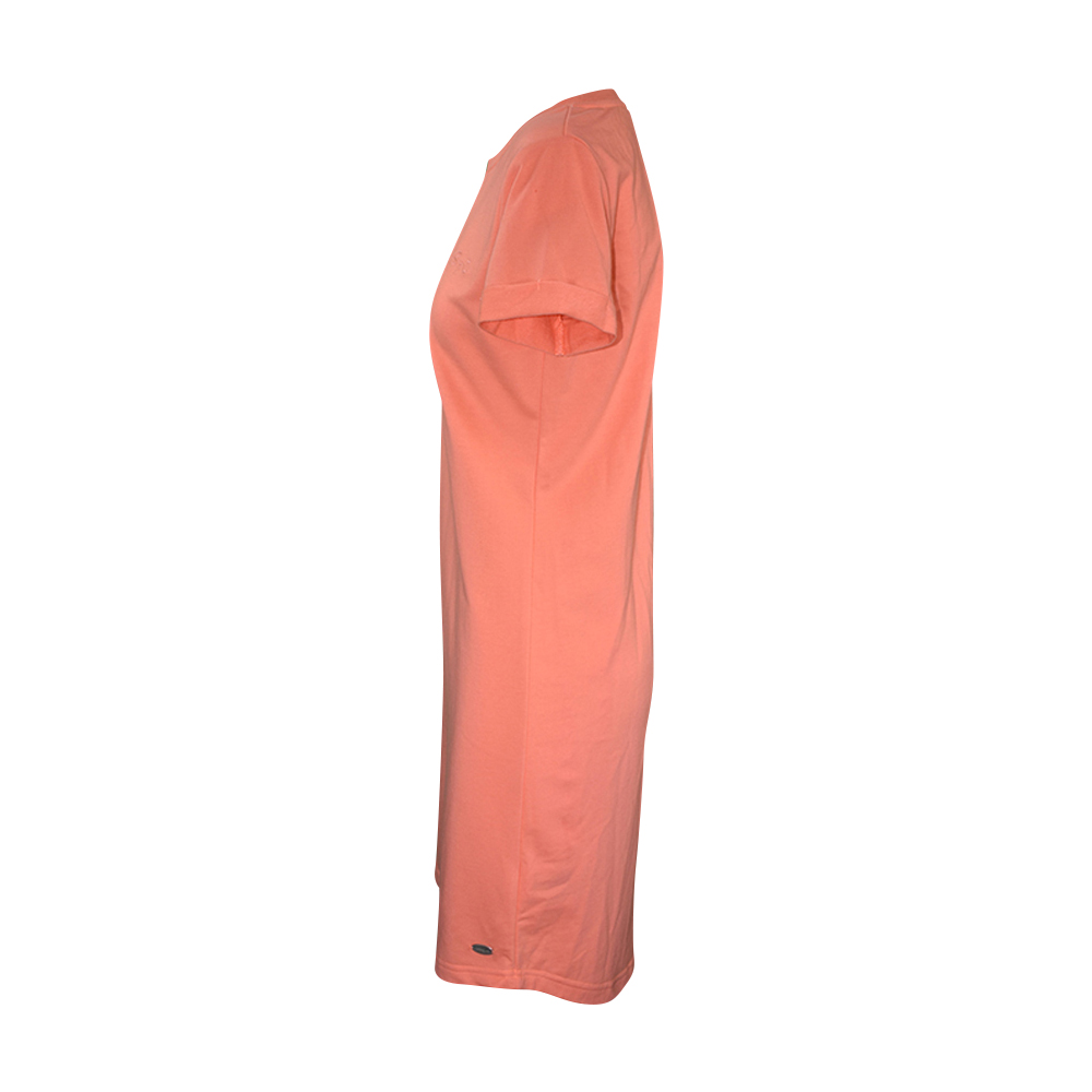Weibliches Model mit CAMPS BAY Strandkleid in Fusion Coral