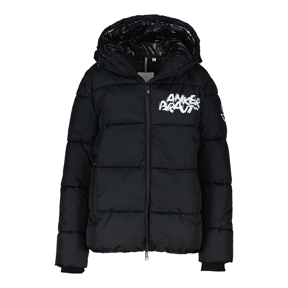 Weibliches Model mit ANKERBRAUT Jacke in Schwarz