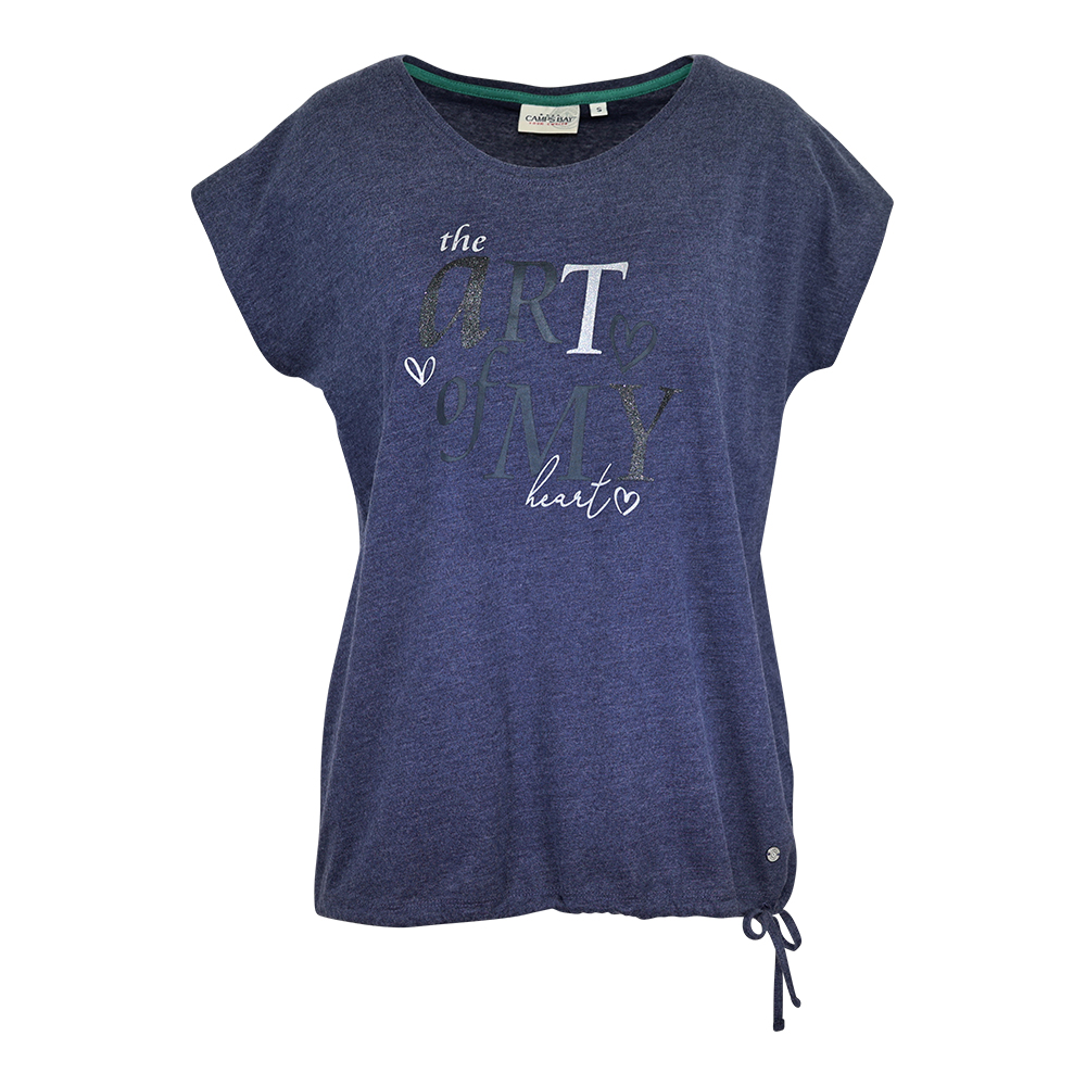Weibliches Model mit CAMPS BAY T-Shirt in Maritime Blue Melange