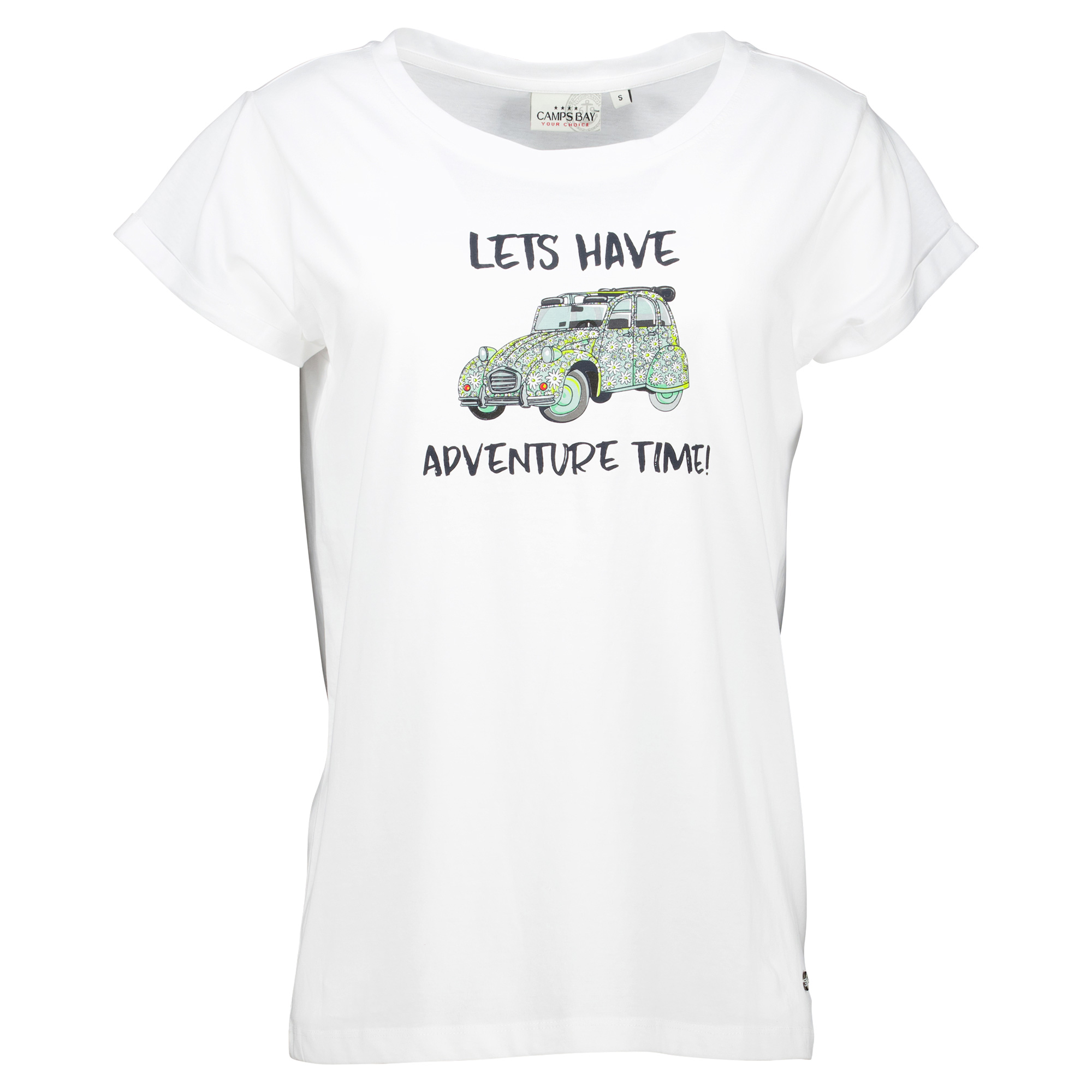 Weibliches Model mit CAMPS BAY T-Shirt in Auto