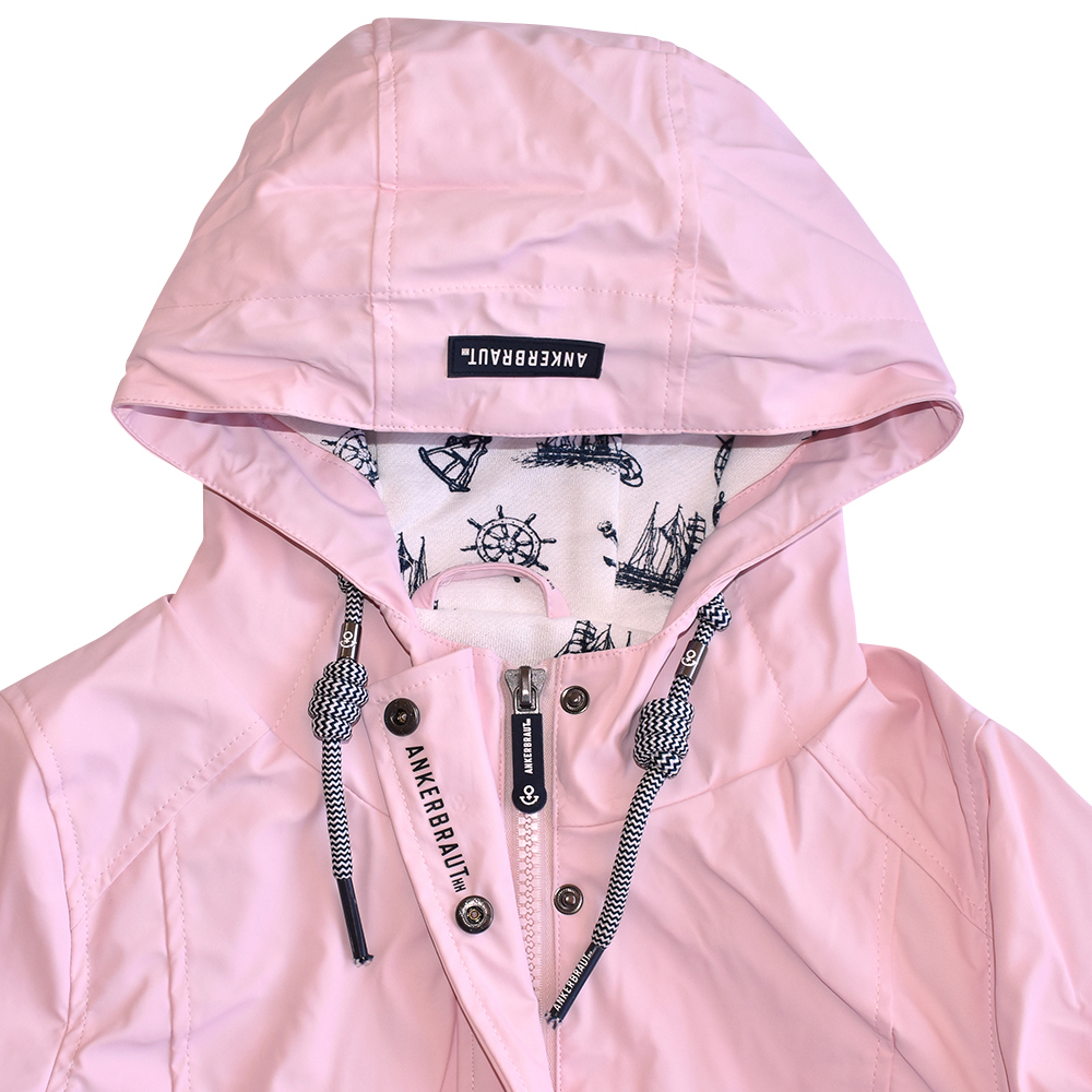 Weibliches Model mit ANKERBRAUT Wetterjacke in Potpourri-Rose