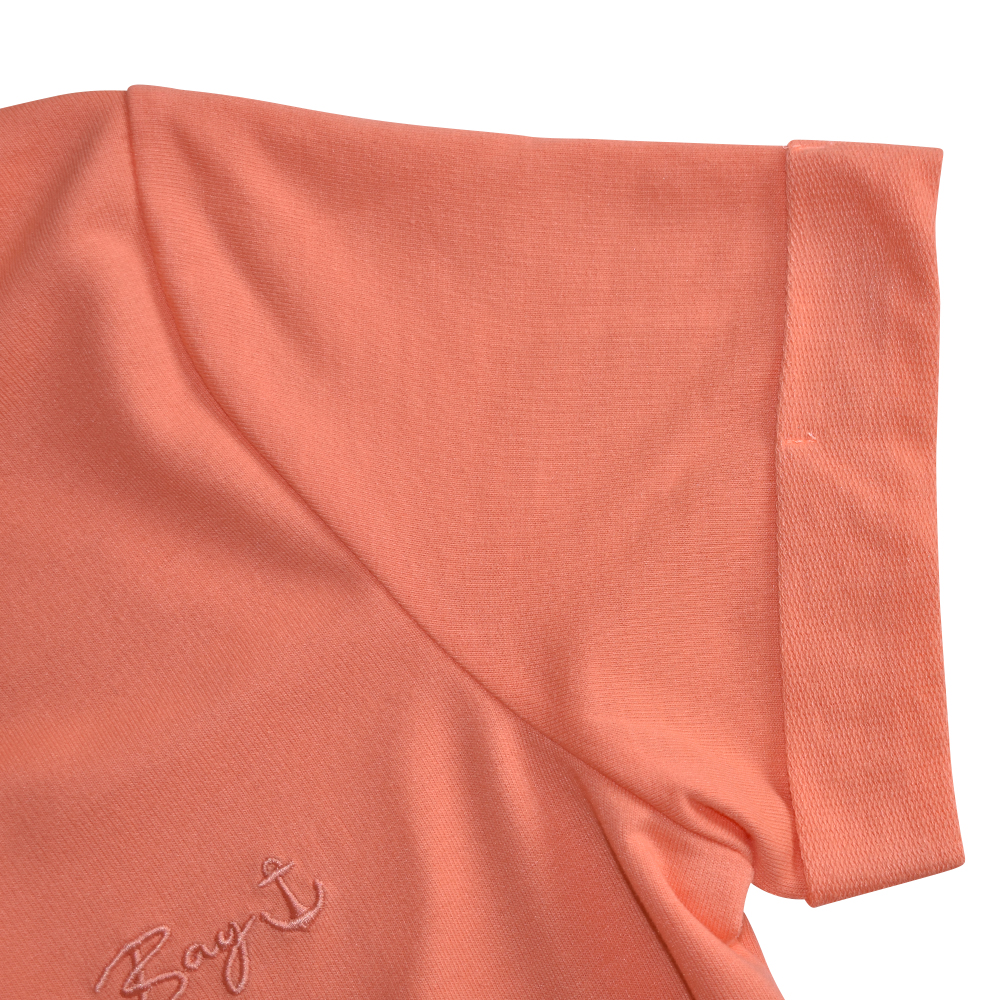 Weibliches Model mit CAMPS BAY Strandkleid in Fusion Coral