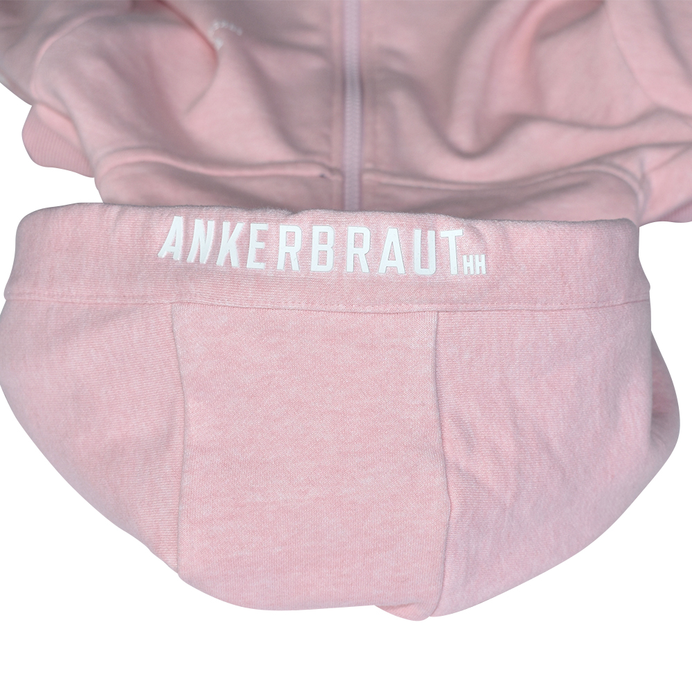 Weibliches Model mit ANKERBRAUT Sweatjacke in Rosa Melange