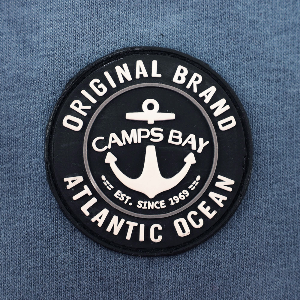 Männliches Model mit CAMPS BAY Hoodie in China Blue
