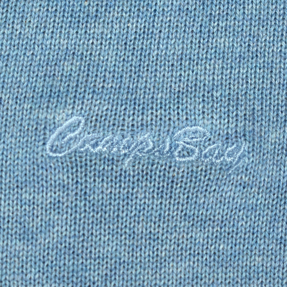 Weibliches Model mit CAMPS BAY Pullover in Light Blue
