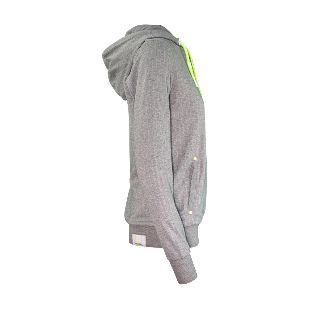 Weibliches Model mit ANKERBRAUT Hoodie in Grey Melange Yellow