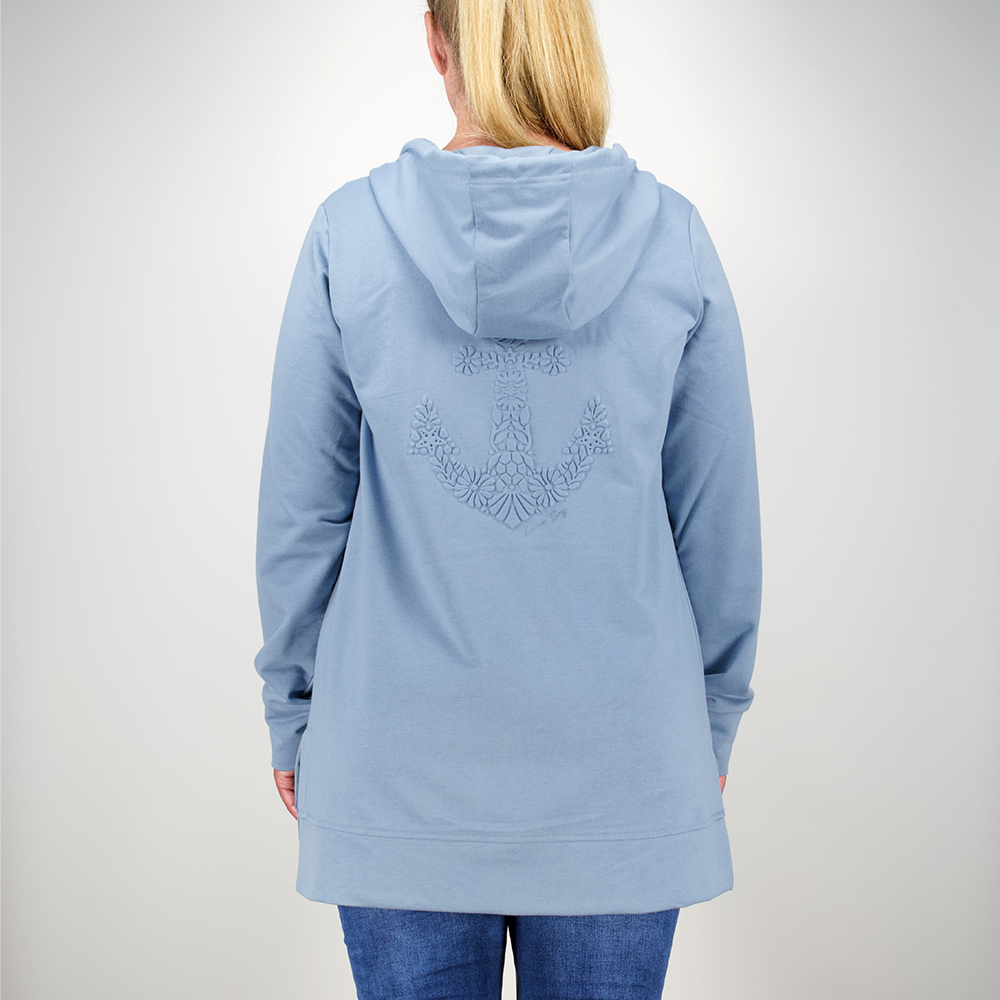 Weibliches Model mit Camps Bay Sweatjacke in Windward Blue