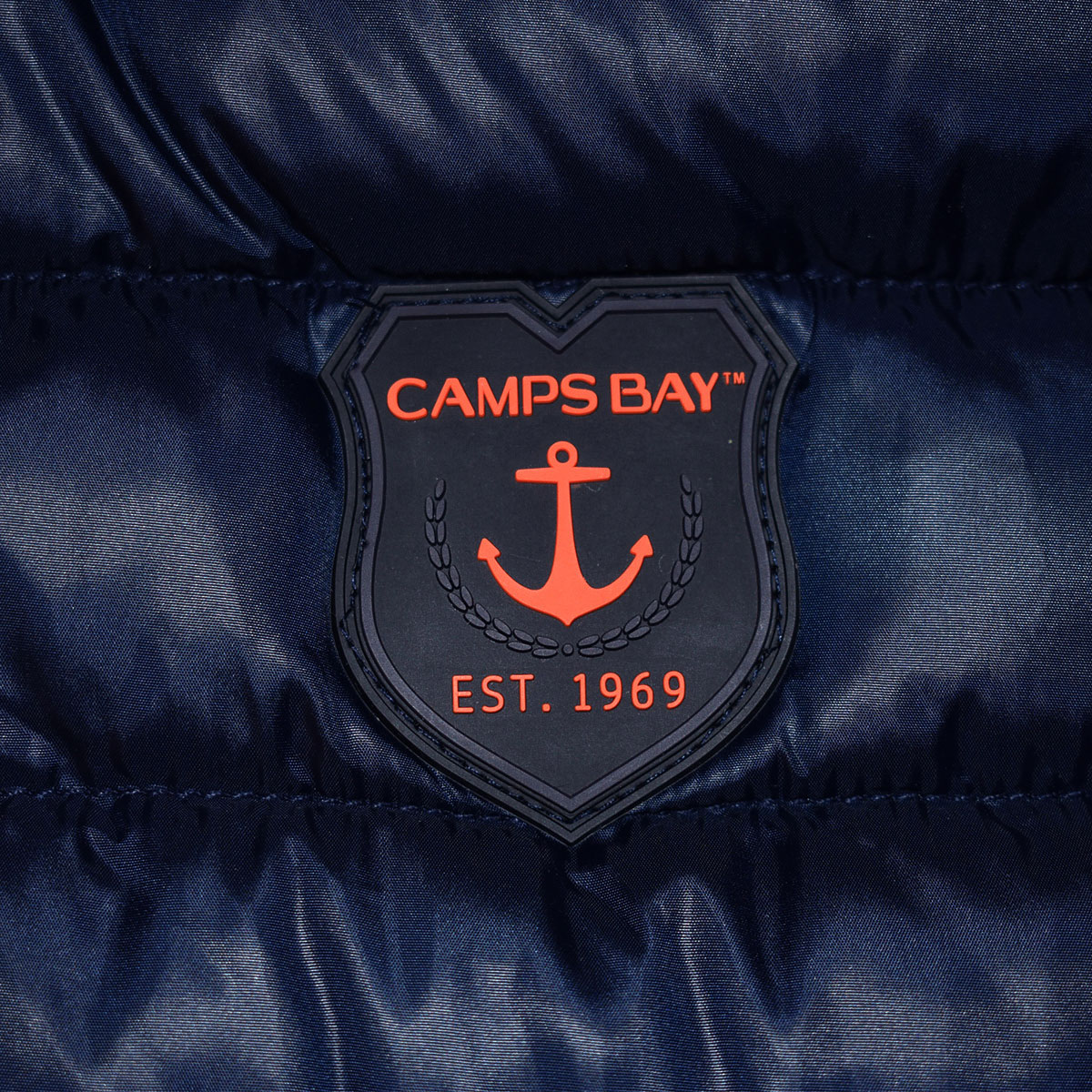 Männliches Model mit CAMPS BAY Jacke in Night Sky