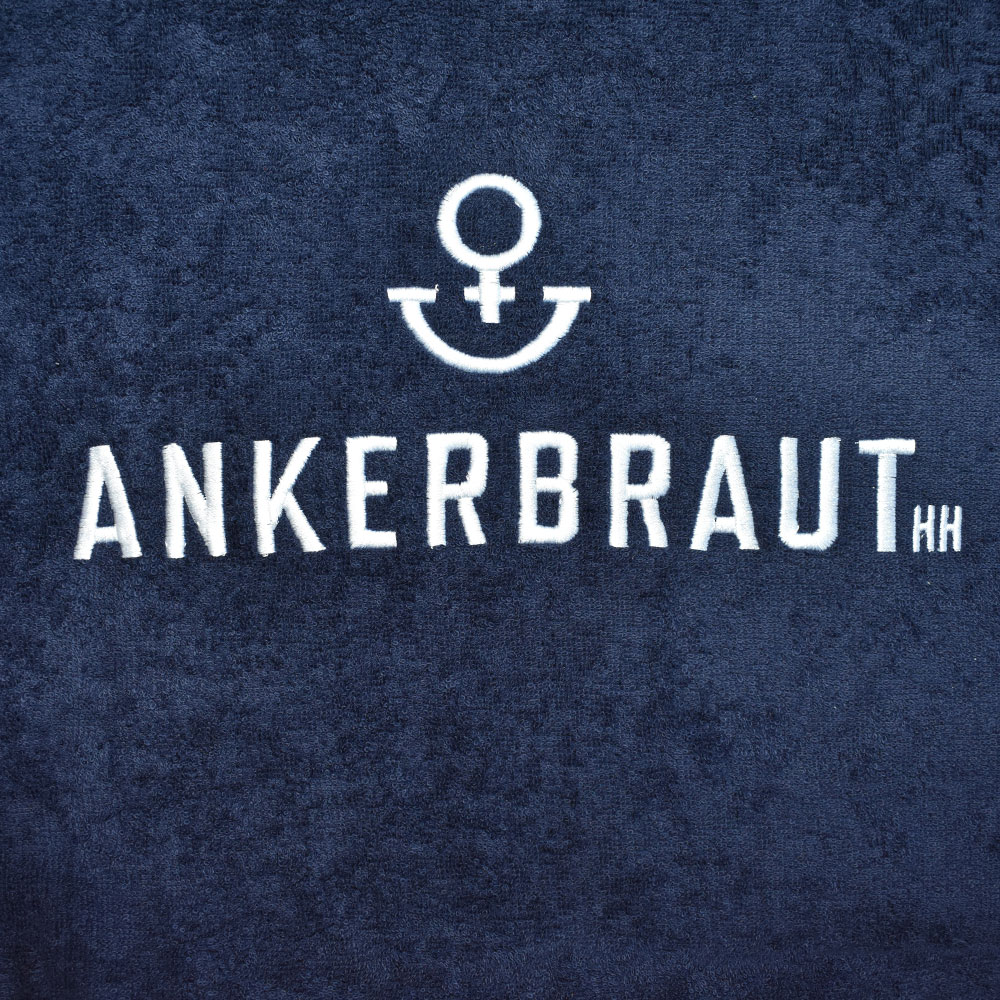 Weibliches Model mit ANKERBRAUT Strandkleid in Navy