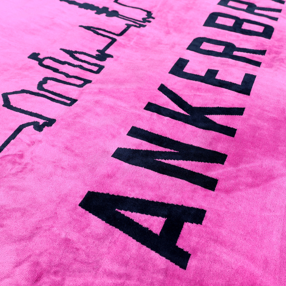 Weibliches Model mit ANKERBRAUT Badelaken in Pink