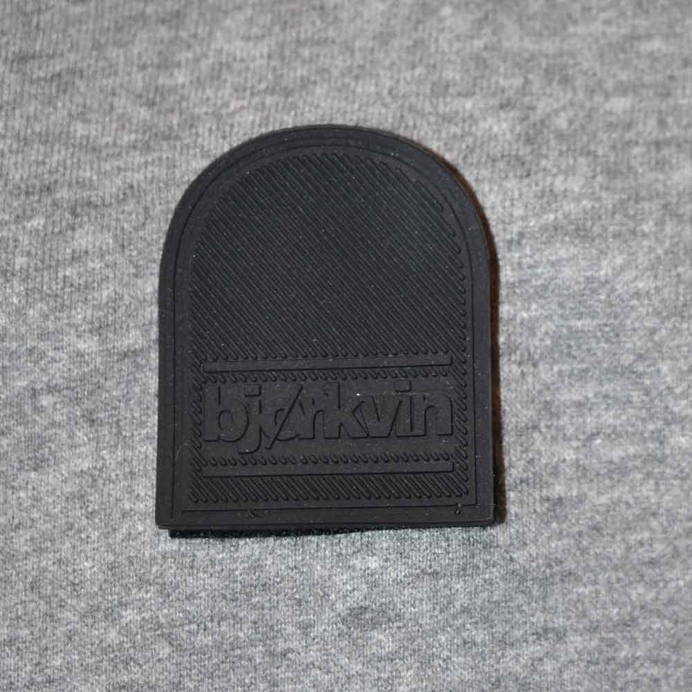 Männliches Model mit Björkvin Sweatjacke in Silver Melange
