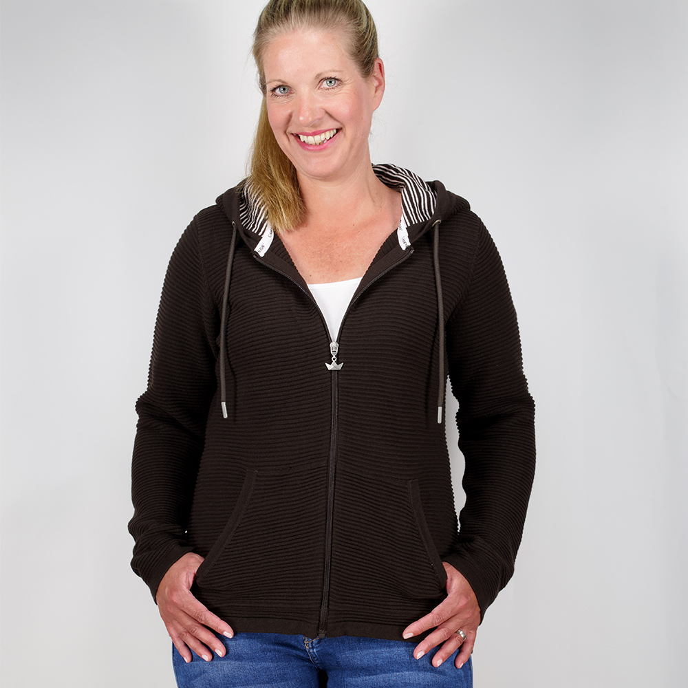 Weibliches Model mit CAMPS BAY Strickjacke 