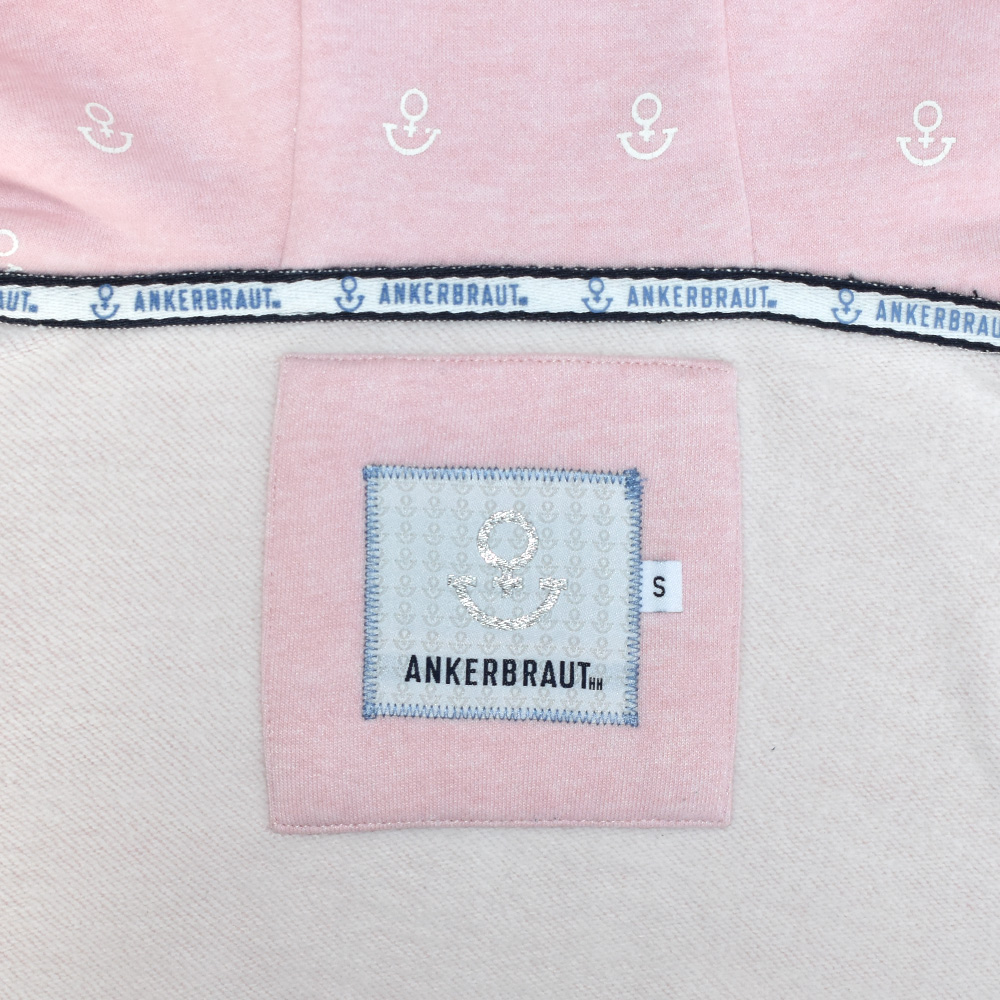 Weibliches Model mit ANKERBRAUT Sweatjacke in Rosa Melange