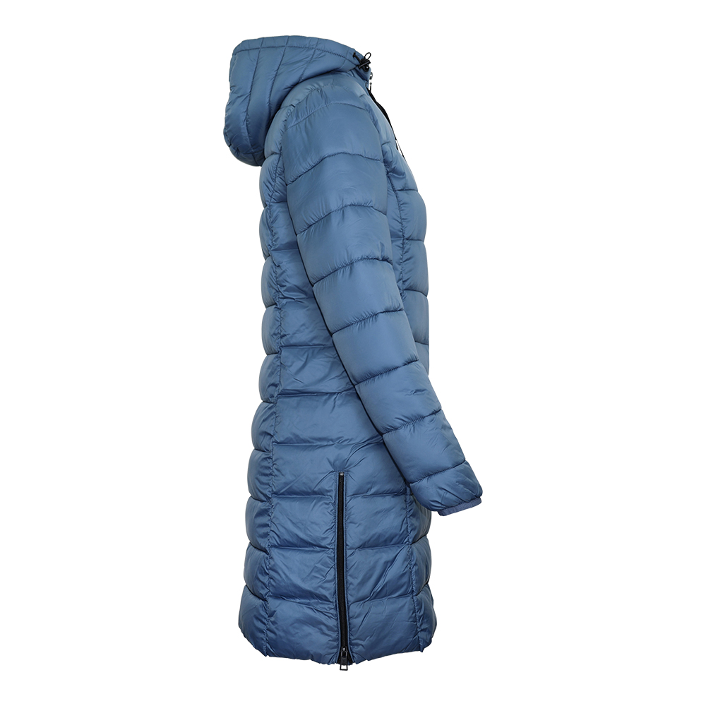 Weibliches Model mit CAMPS BAY Steppmantel in Bering Sea