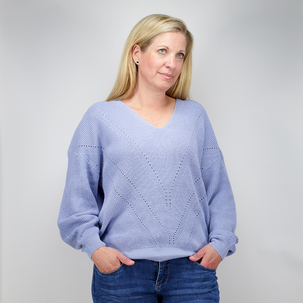 Weibliches Model mit CAMPS BAY Strickpullover in Soft Blue